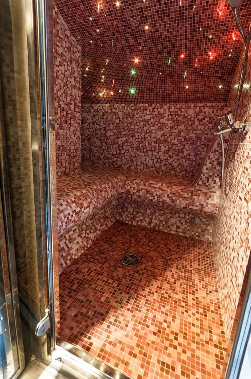 Hotel Hemera Podgorica Bagian luar foto A shower