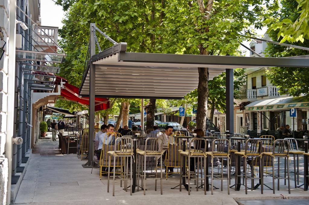 Hotel Hemera Podgorica Bagian luar foto A café in the city centre