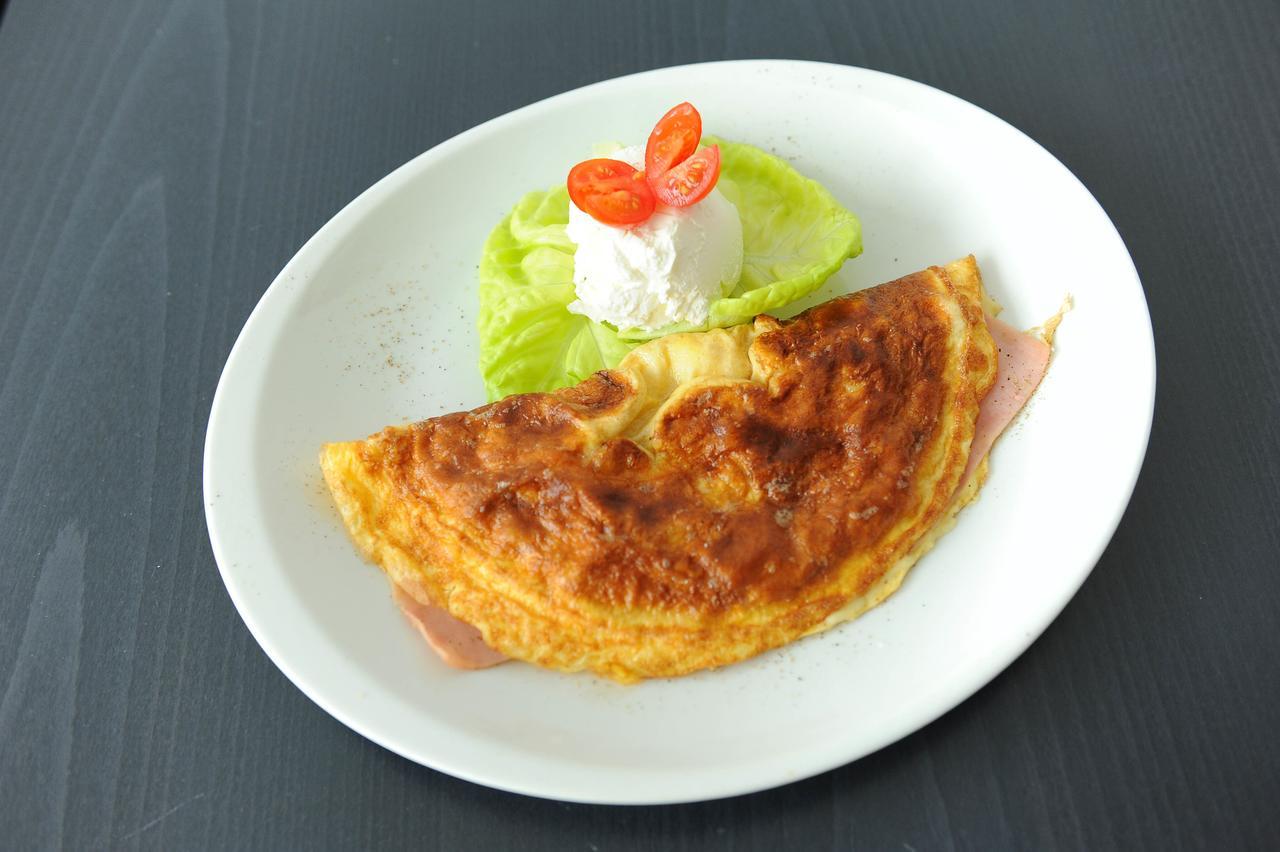 Hotel Hemera Podgorica Bagian luar foto An omelette with ham and cheese