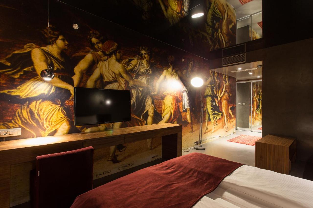 Hotel Hemera Podgorica Ruang foto A room at the hotel