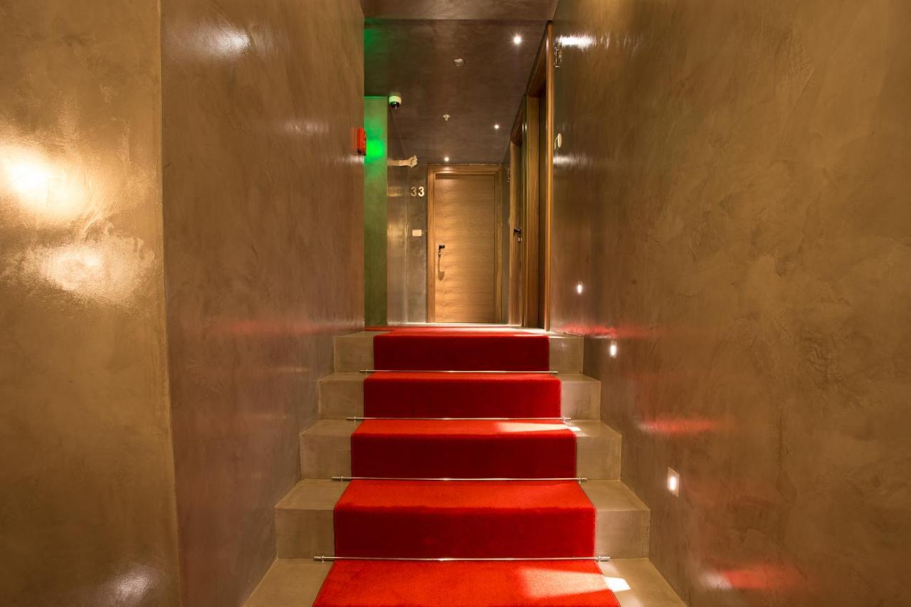 Hotel Hemera Podgorica Ruang foto A red carpet in a hotel